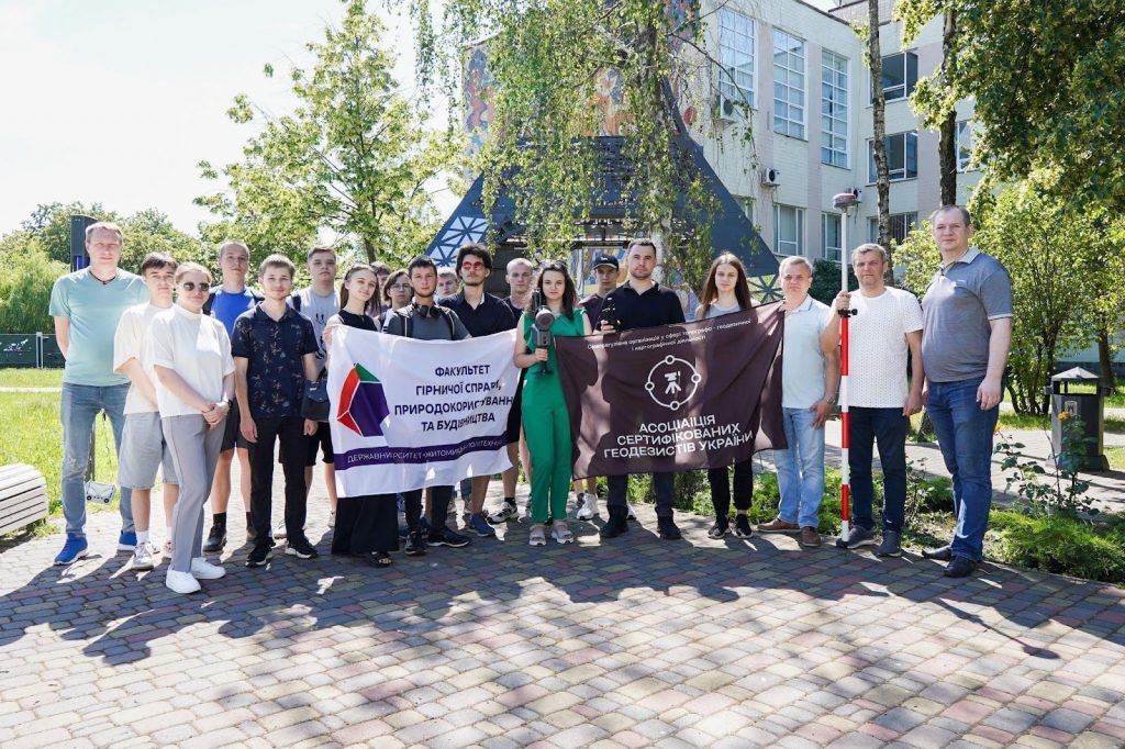 студенти спеціальності «Геодезія та картографія» на практичних заняттях у Житомирській політехніці